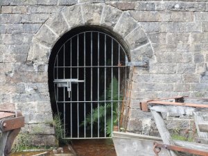The entrance to the mine bearing a fitting resemblance to a horse, or possibly donkey, shoe. 